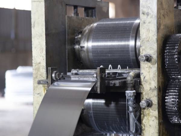 Silt the steel sheet with a roller cutter