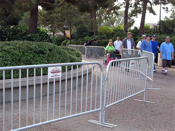 Crowd control barriers stand up in the scenic area for crowd control.
